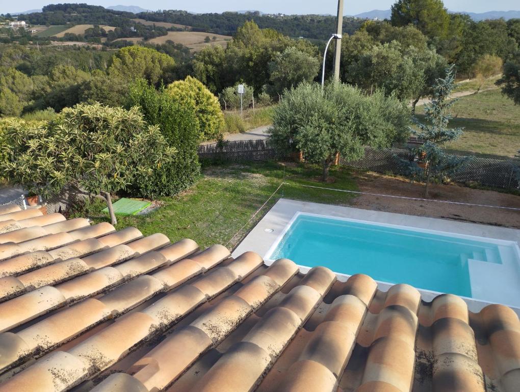 巴塞罗那Casa familiar con piscina的从带游泳池的房子的屋顶上欣赏美景