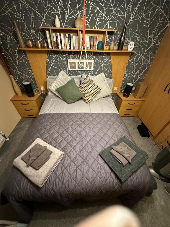 英戈尔德梅尔斯Disabled 4 Berth的一间卧室配有一张床,上面有两条毛巾
