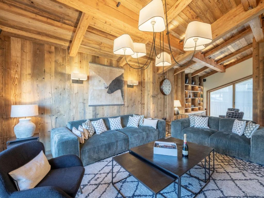 谷雪维尔Chalet Courchevel, 6 pièces, 12 personnes - FR-1-568-37的客厅配有沙发和桌子