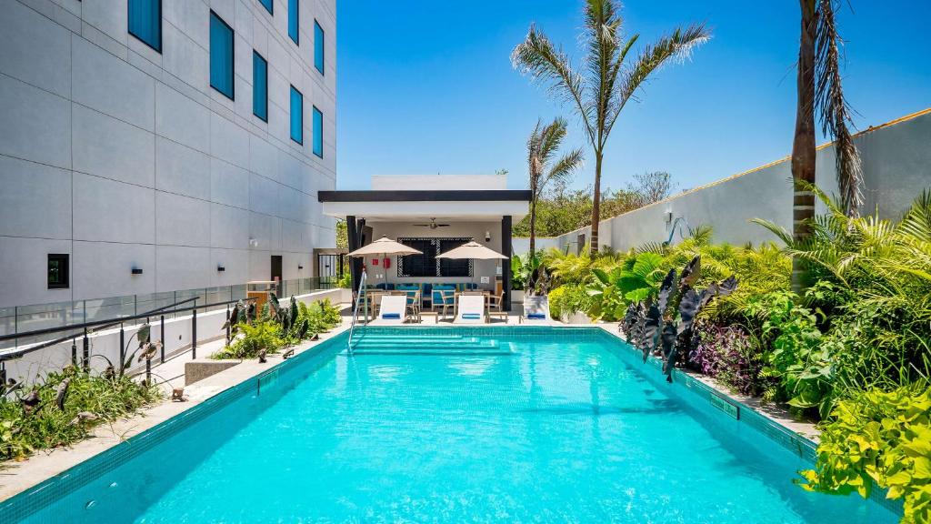 新巴利亚塔Hampton Inn By Hilton Nuevo Vallarta的大楼前的游泳池