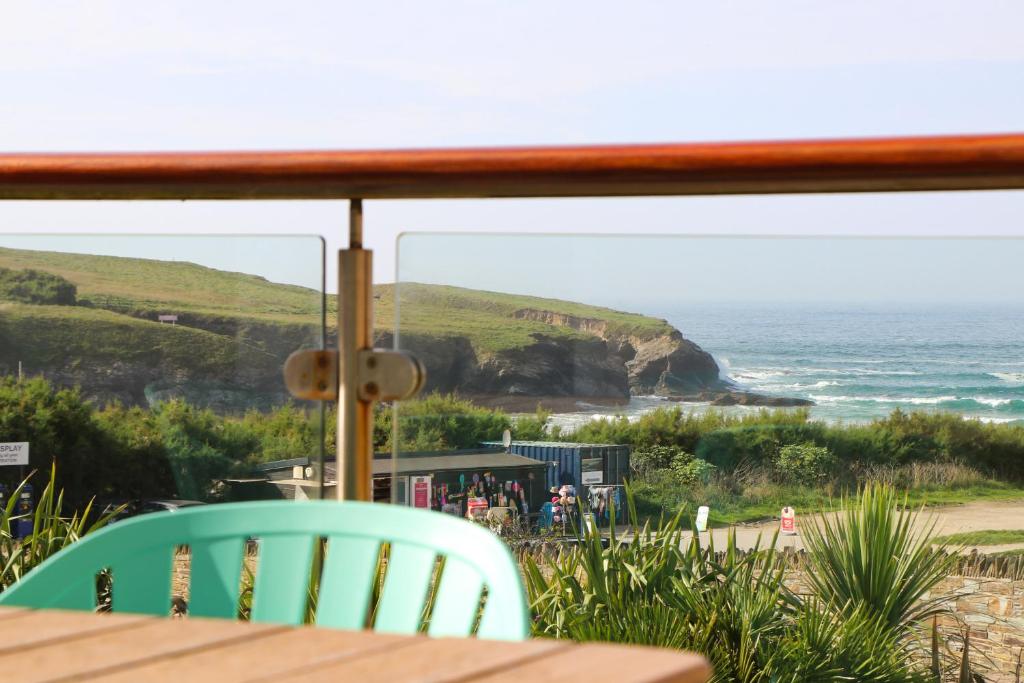 圣梅尔林Beachside apartment, sea views的桌椅享有海景。