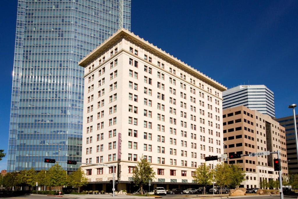 俄克拉何马城Colcord Hotel Oklahoma City, Curio Collection by Hilton的一座高楼城市中的白色大建筑