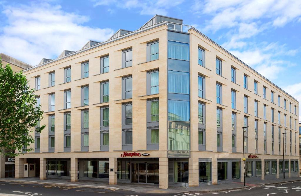 巴斯Hampton By Hilton Bath City的街道上带玻璃窗的大型建筑