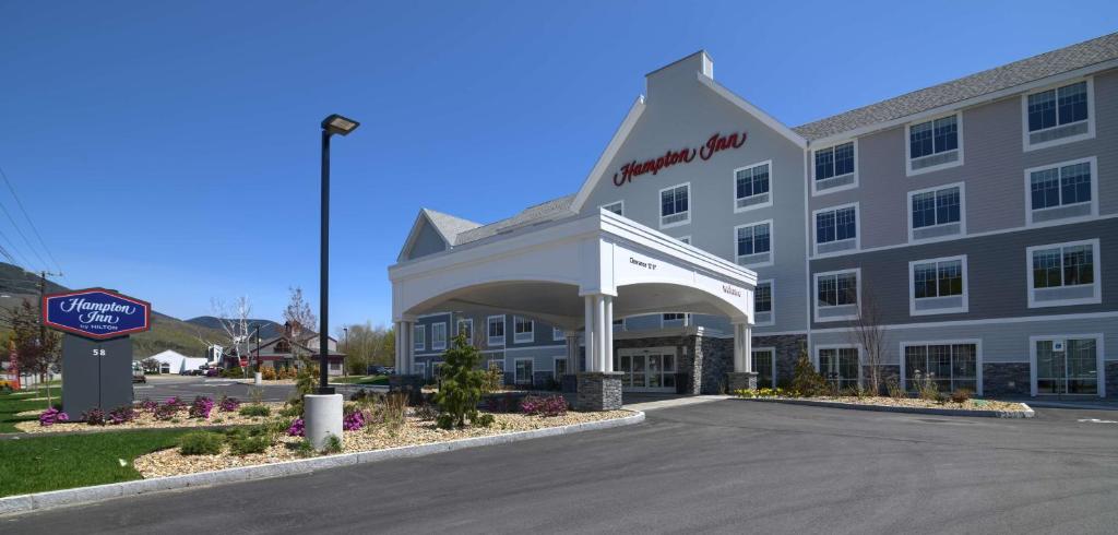 林肯Hampton Inn Lincoln White Mountains的前面有标志的酒店大楼