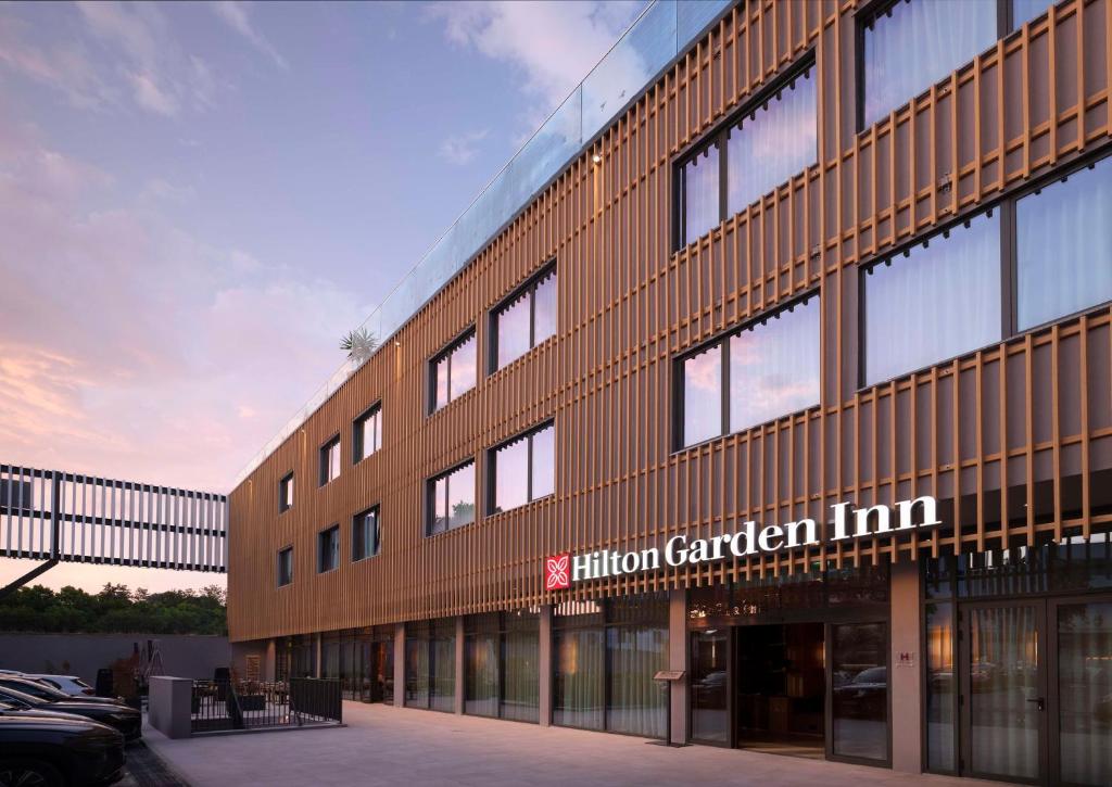 埃武拉Hilton Garden Inn Evora的一座建筑,上面有读铁花园旅馆的标志
