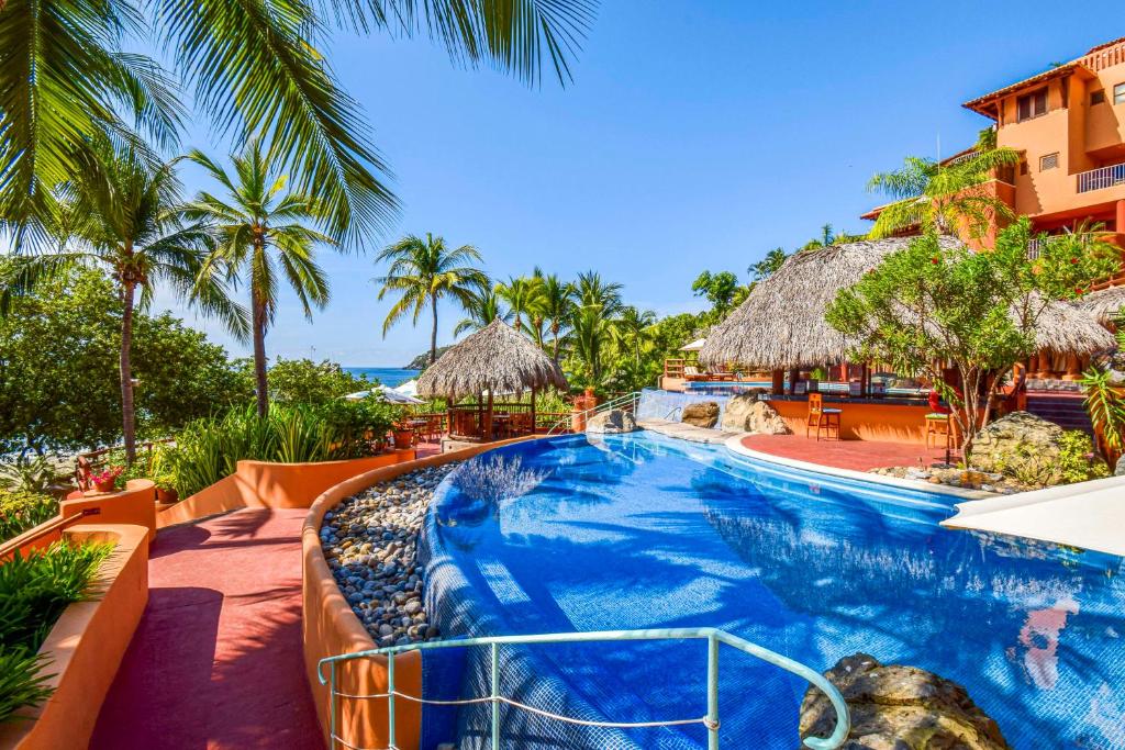 锡瓦塔塔内霍Hilton Grand Vacations Club Zihuatanejo的一个带游泳池和海滩的度假胜地