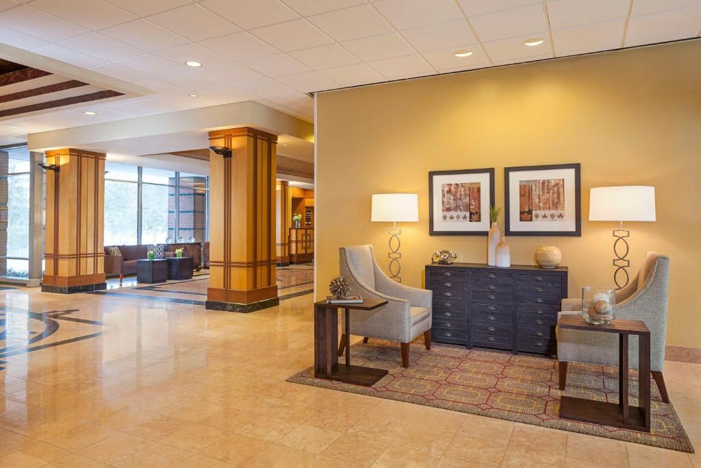 唐纳斯格罗夫Hampton Inn & Suites Downers Grove Chicago的大楼内带2把椅子和1张书桌的大堂