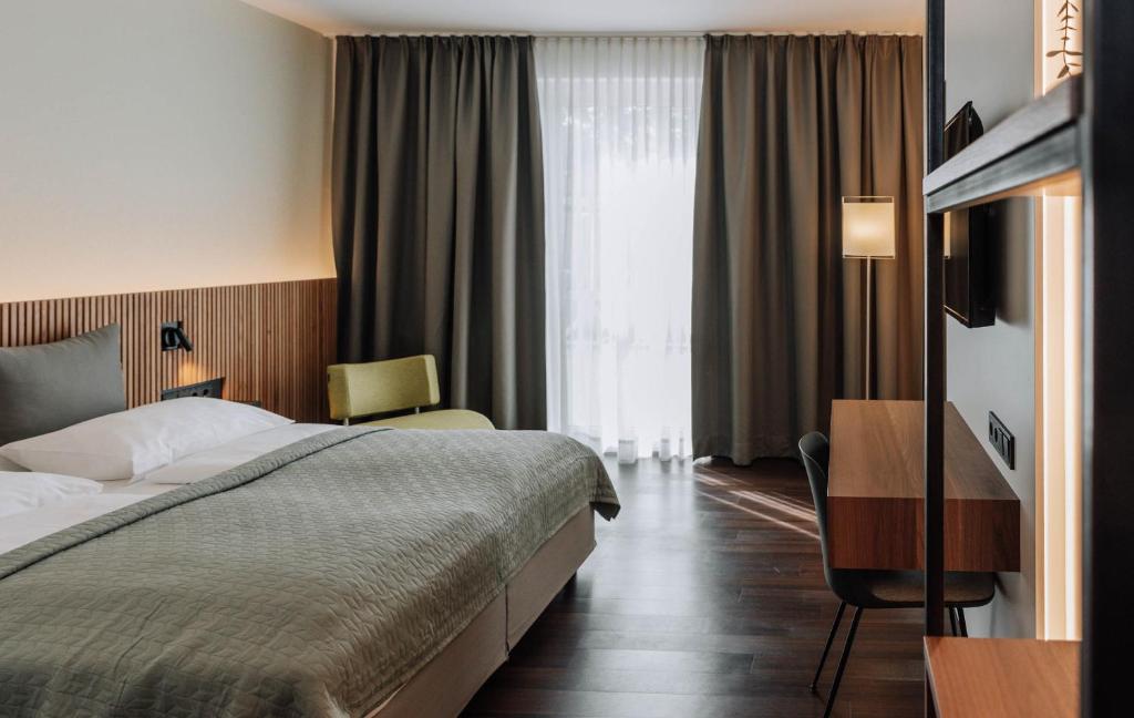 施韦夏特HEINhotel vienna airport的酒店客房,配有床和电视