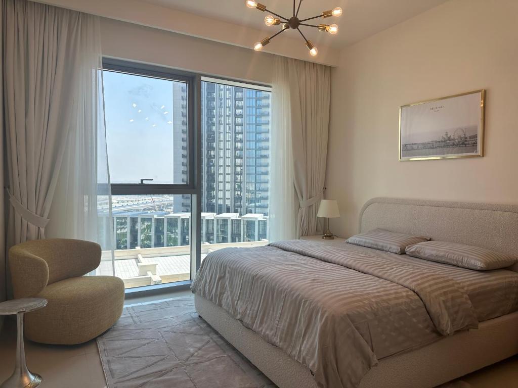 迪拜ROYAL APARTMENTS DUBAI的一间卧室设有一张床和一个大窗户