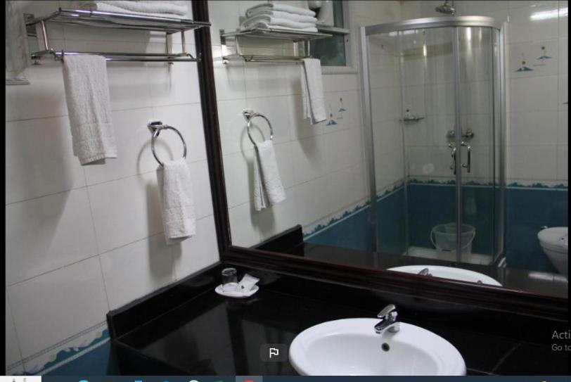 大吉岭Darjeeling La Resort的一间带镜子和水槽的浴室