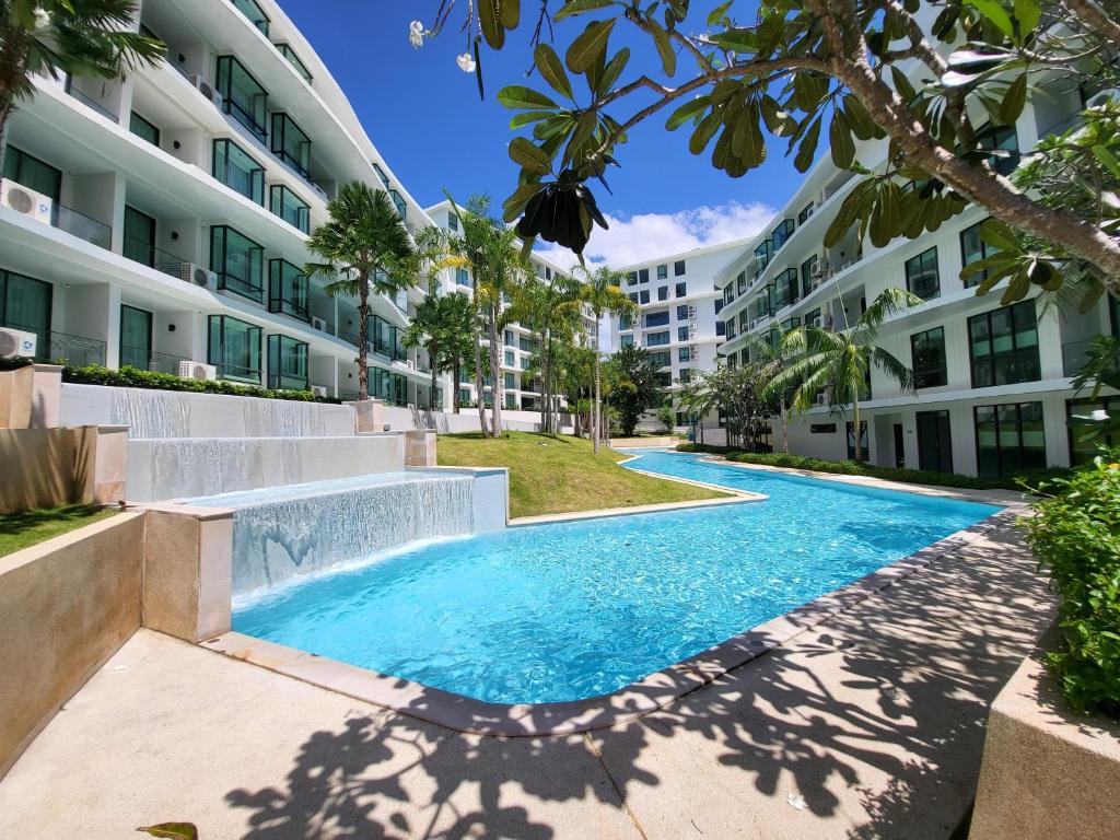 拉威海滩La Vita Phuket Rawai的公寓大楼游泳池的图片