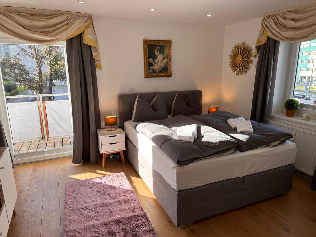 因斯布鲁克Citybergblick2的一间卧室设有一张床和一个大窗户