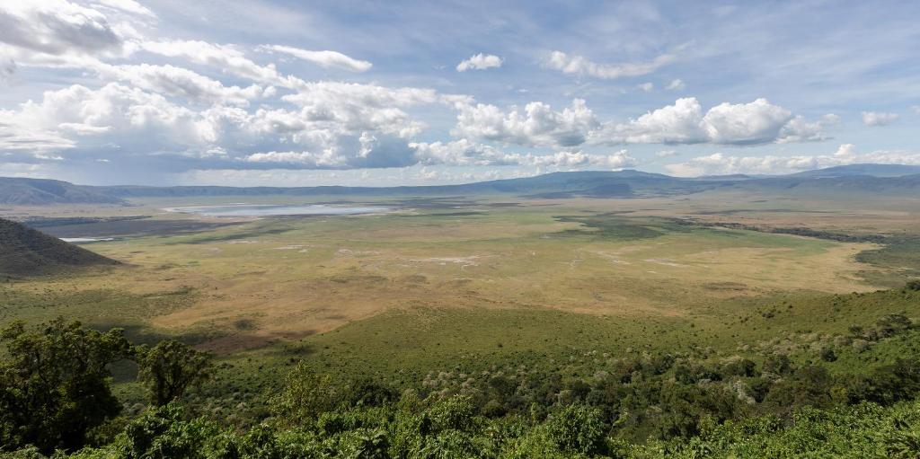 恩戈罗恩戈罗Ngorongoro Lodge member of Meliá Collection的享有山谷的空中景致,享有河流和山脉美景