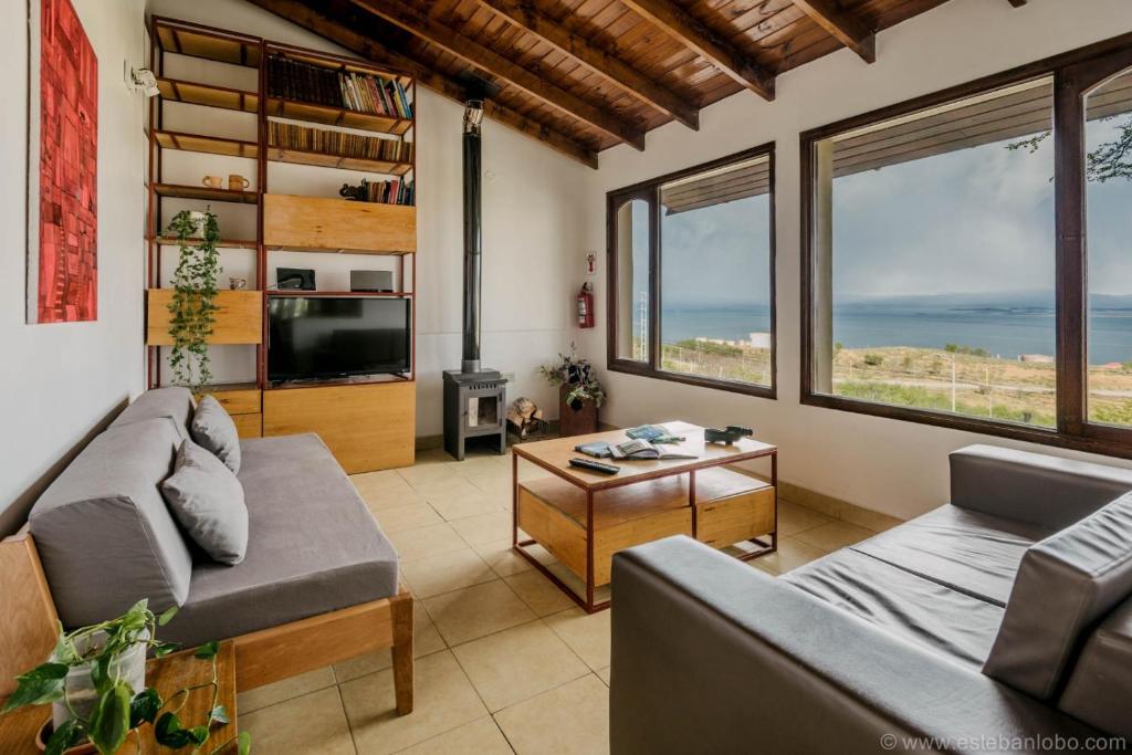 乌斯怀亚Casa Bellavista Ushuaia的带沙发、电视和窗户的客厅