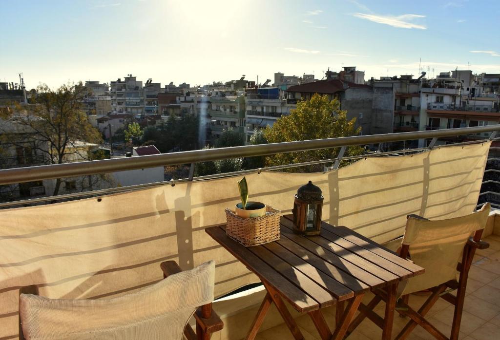 塞萨洛尼基Elisavet apartment的市景阳台配有桌椅