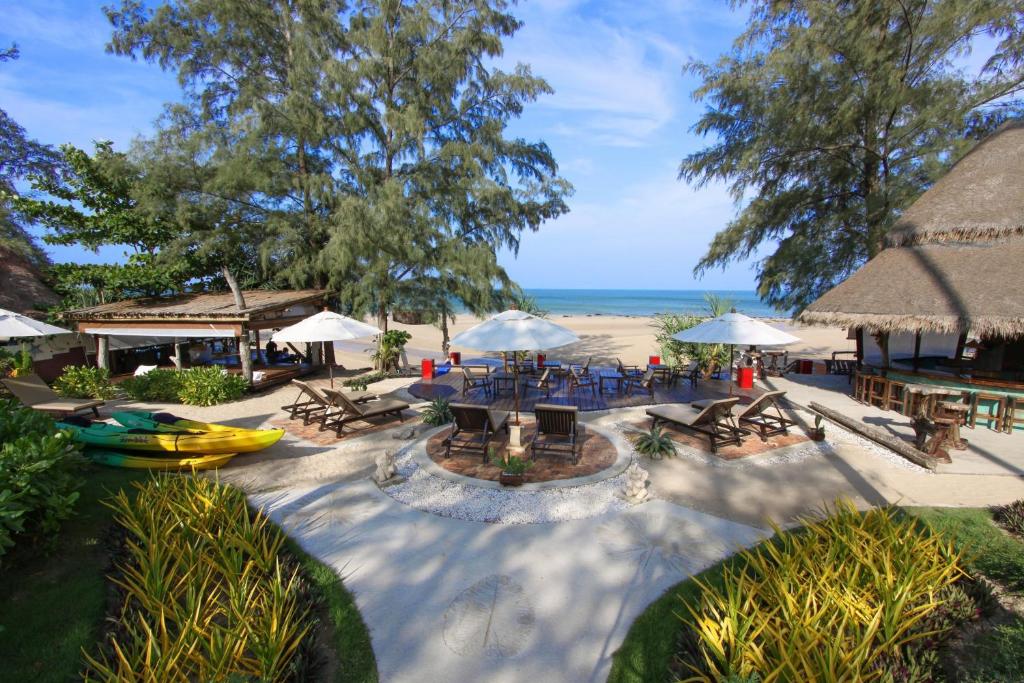 高兰兰达卡斯塔维海滩度假村的海滩上带桌子和遮阳伞的庭院