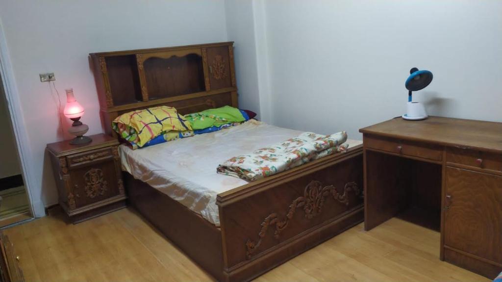 伊斯梅利亚Ismailia - Elnouras compound的一间卧室配有一张木床和一张书桌