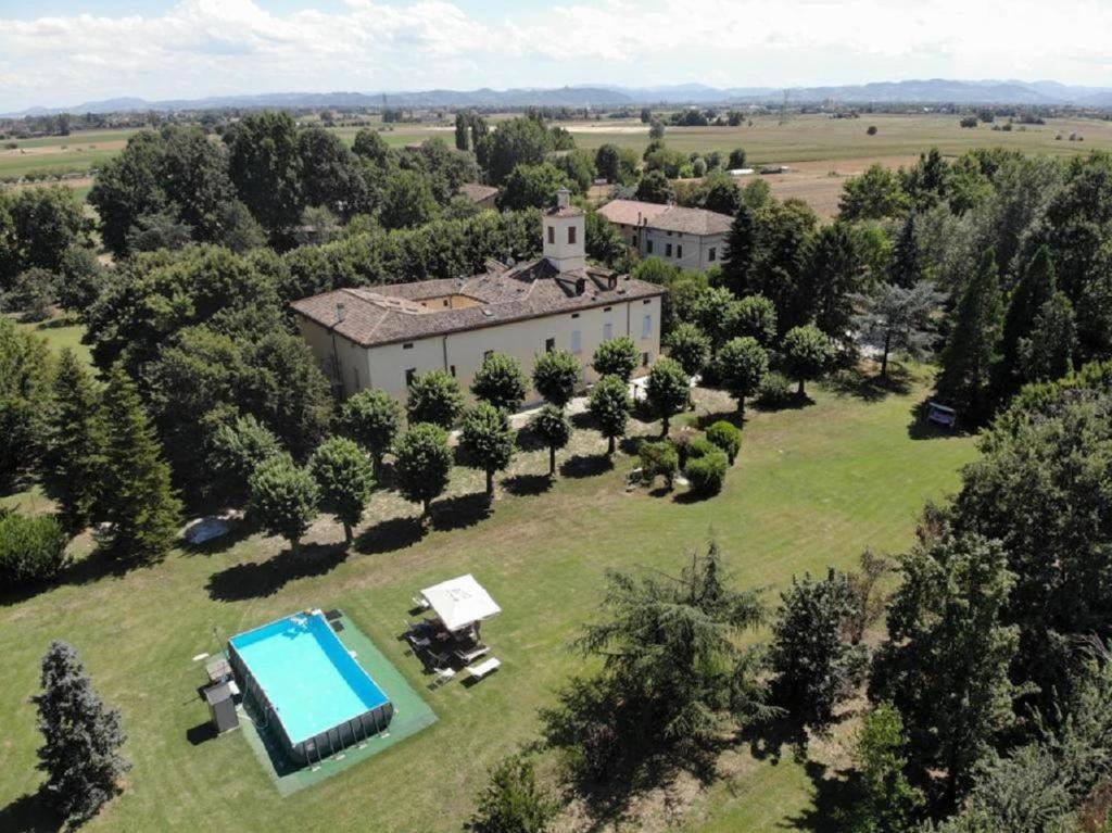 雷诺河畔卡尔代拉拉La Torre di Longara的享有带游泳池的大型庄园的空中景致