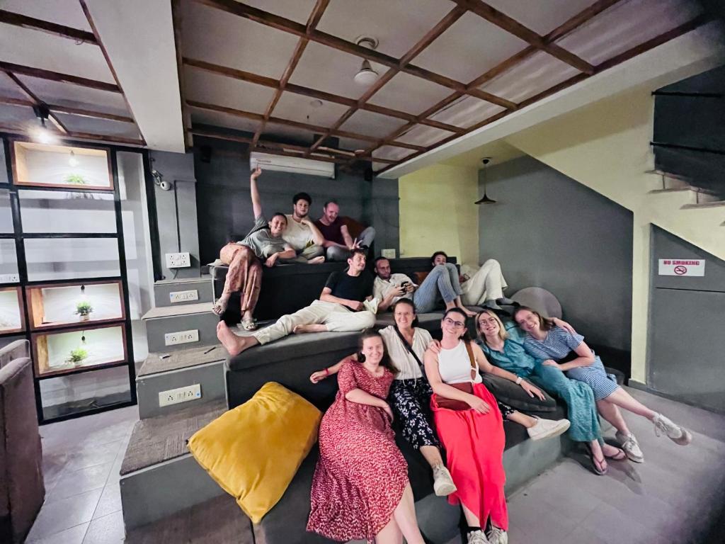 阿格拉HOT - House Of Travellers Taj view的一群坐在房间里沙发上的人