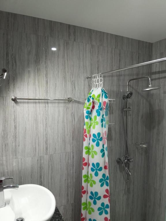 南迪Samayra's Apartment的一个带水槽的浴室内的淋浴帘
