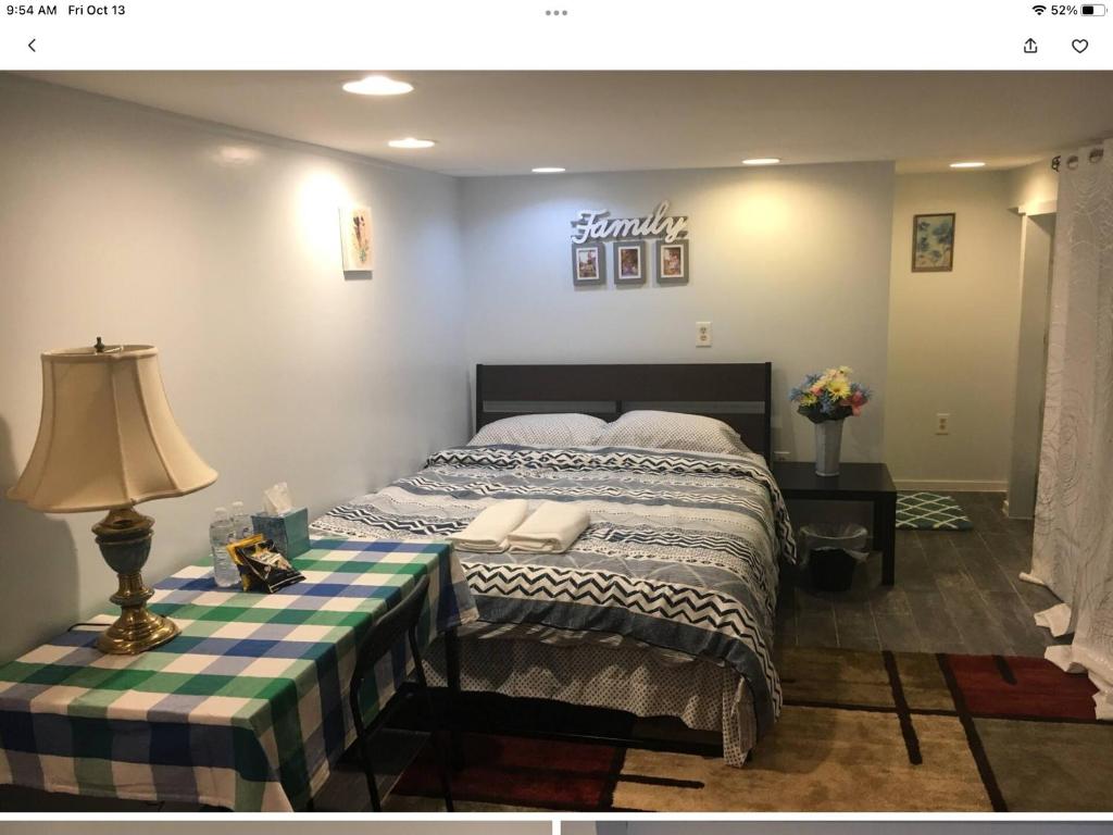 巴尔的摩Gateway en-suite bedroom next jhu的一间卧室配有一张床和一张带台灯的桌子