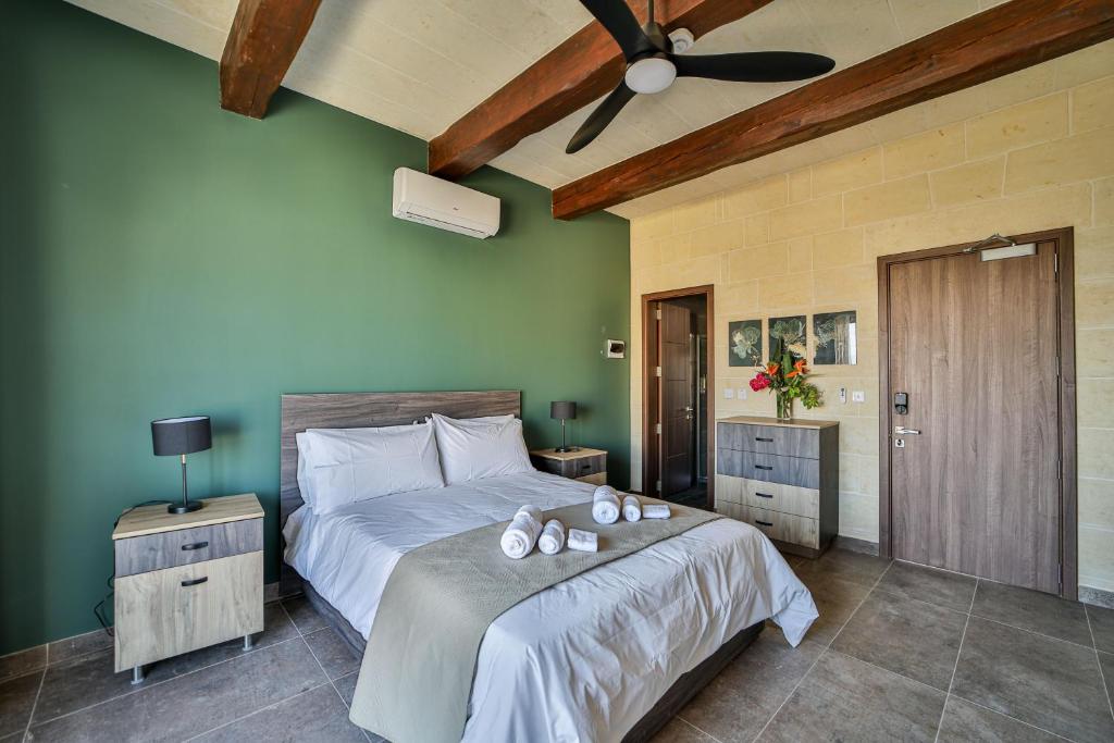 艾因西莱姆49 Sunrise Lodge的一间卧室配有一张床和吊扇