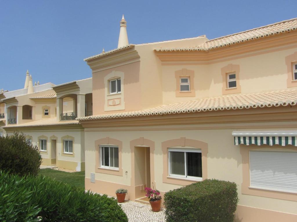 拉戈斯Fairviews Villa on Boavista Golf Resort的大型别墅,设有大型房屋
