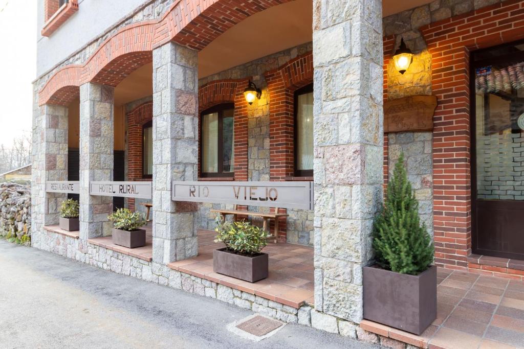 Cubillas de Arbas里奥假日乡村酒店的旁边是种盆栽植物的建筑