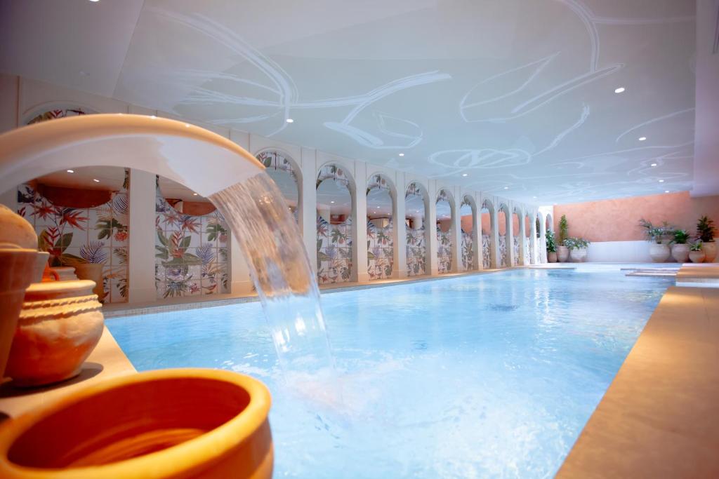 巴黎Bloom House Hôtel & SPA的一个带喷泉的大型游泳池
