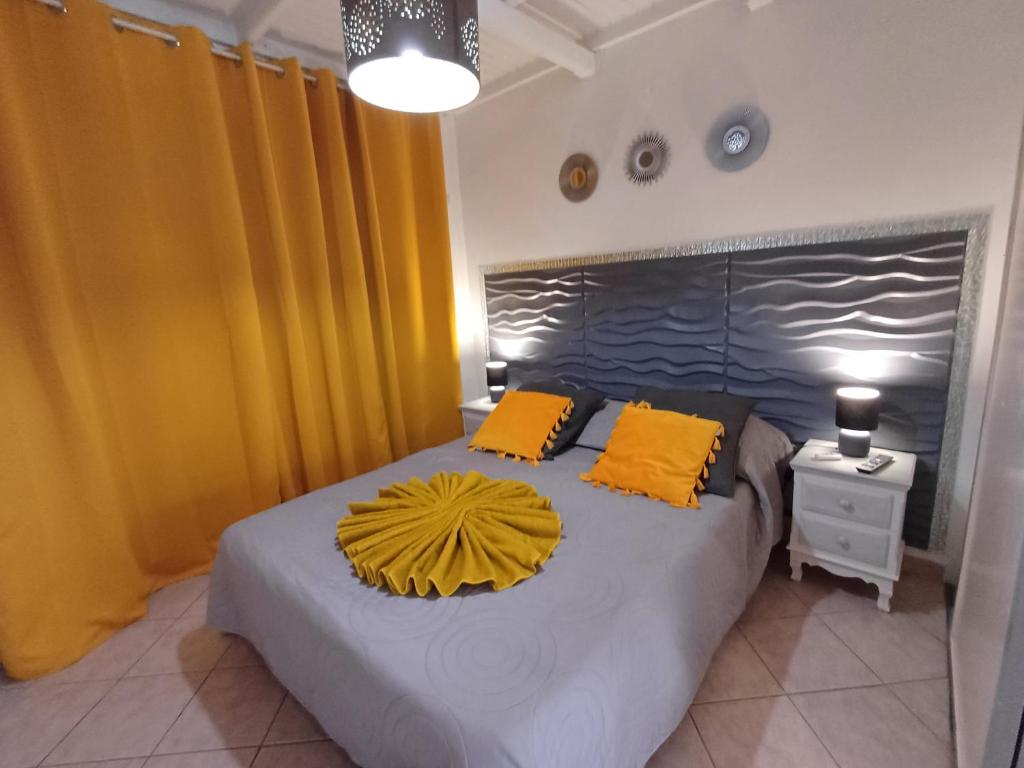 圣安娜10 SONY LOCATION f3 MEZZANINE的一间卧室配有一张带黄色枕头的大床