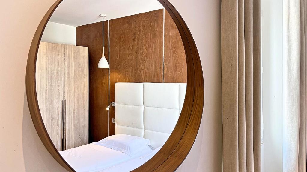 戛纳乐弗洛里安酒店的挂在墙上的镜子