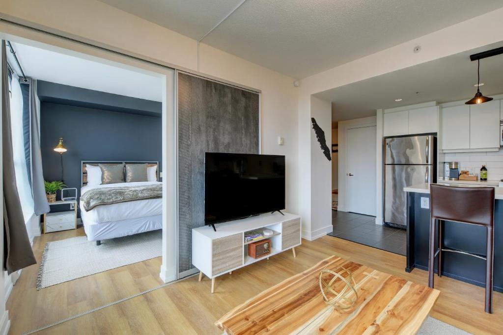 维多利亚Coastal Creative Condo的一间带电视和床的客厅