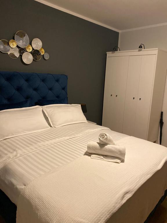 佩尔莱贝格Markt1的一间卧室配有一张白色的床和蓝色床头板