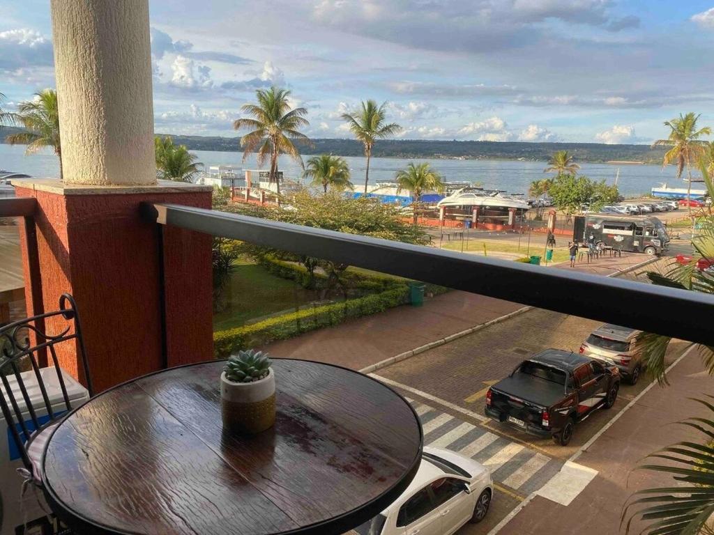 巴西利亚Luxuoso Flat em resort vista incrível para o Lago的阳台配有桌子,享有街道的景色