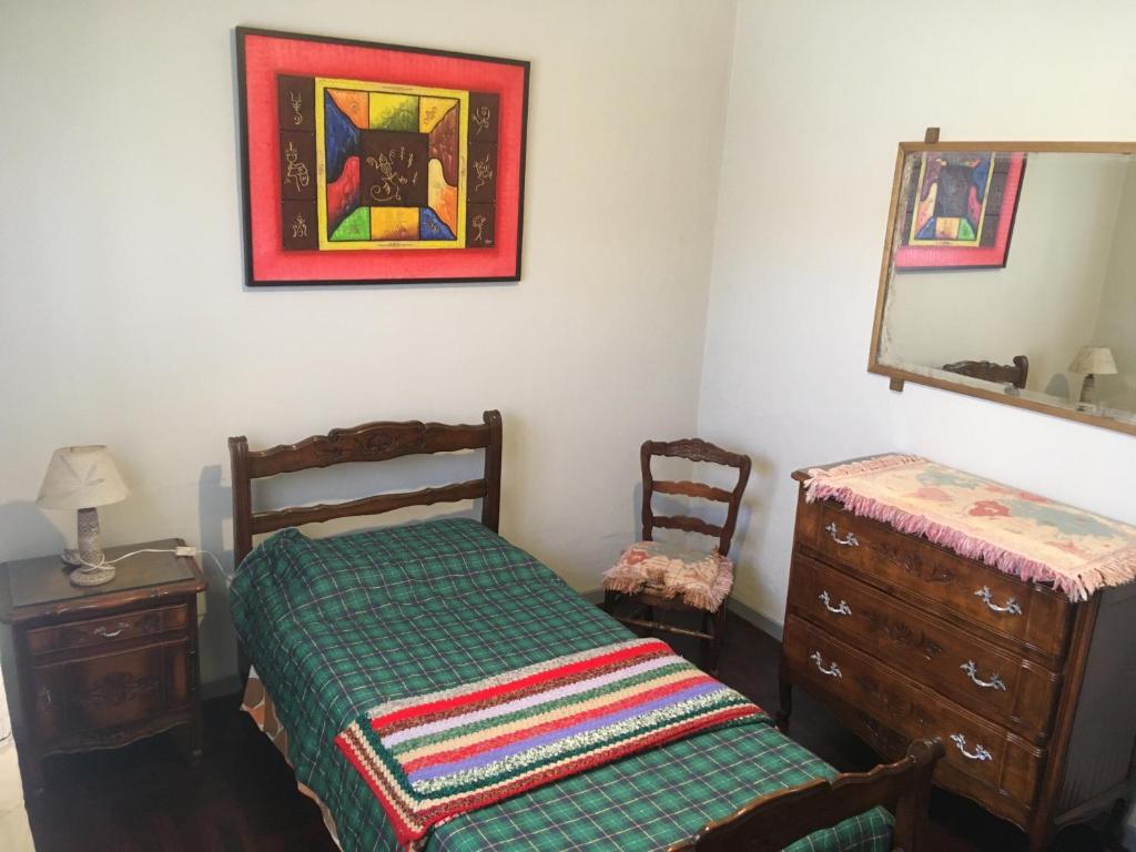 EzpeletaTERRAZAS DEL SUR的一间卧室配有一张床、梳妆台和镜子