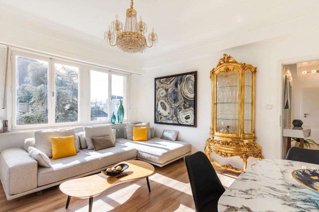 卢森堡Home Sweet Home - Design & Zen的客厅配有沙发和桌子