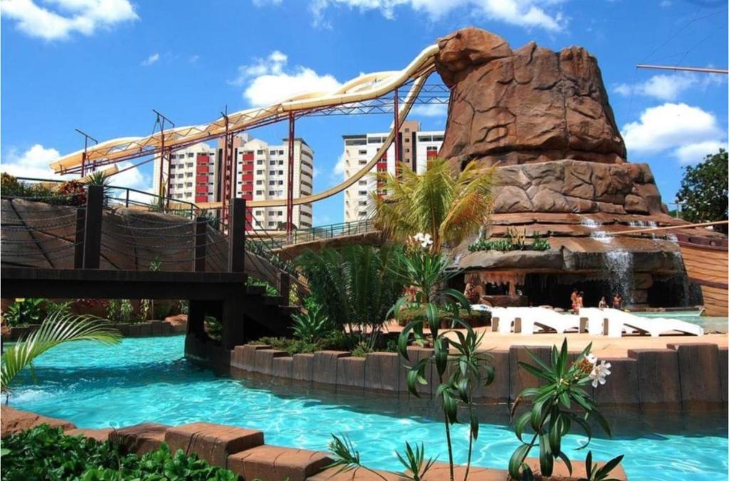 卡达斯诺瓦斯Spazzio Diroma - Hospedagem com Acqua Park (Parque do Vulcão)的度假村水上公园的滑梯