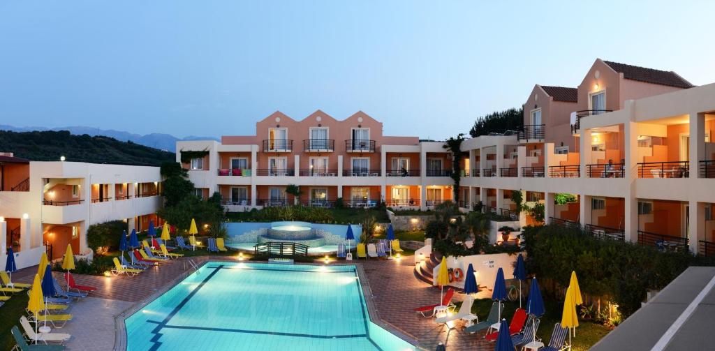 斯塔罗斯Pegasus Hotel的享有酒店上方的游泳池景致