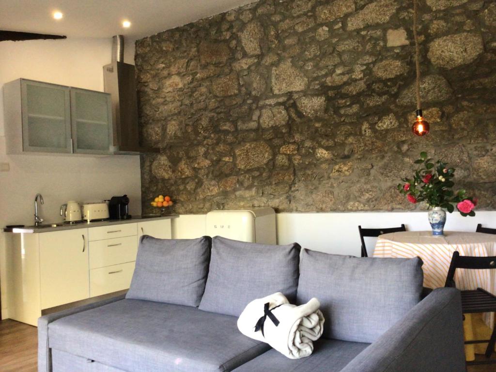 科维良卡萨杜瑞弗希奥公寓的客厅配有蓝色的沙发和桌子