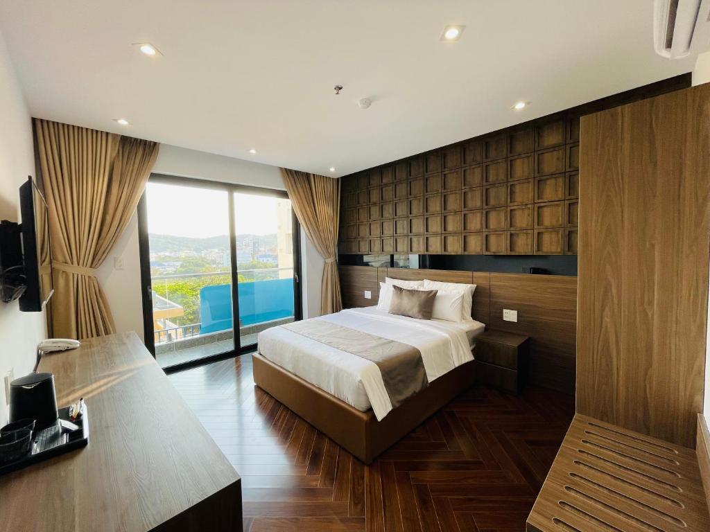 头顿Hải Long Hotel 2的一间卧室设有一张床和一个大窗户