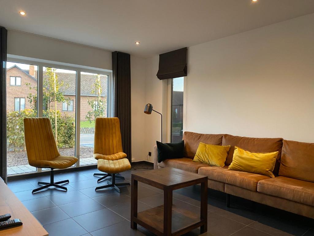 佩尔Huize Clementina的客厅配有沙发和两把椅子