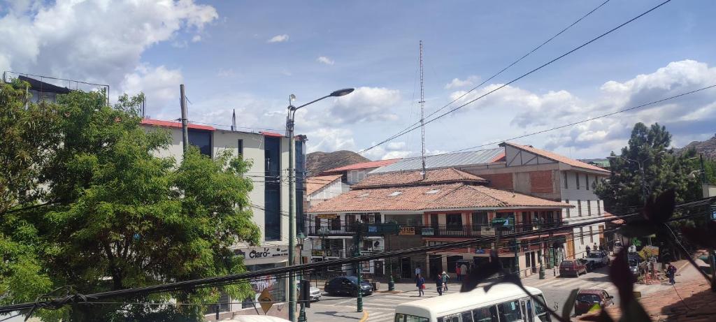 库斯科Casa de Sila的街道上拥有建筑和公共汽车的城市街道