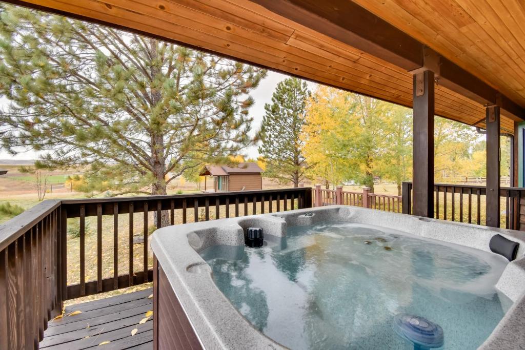 斯廷博特斯普林斯Family-Friendly Steamboat Springs Home with Hot Tub!的房屋甲板上的热水浴池