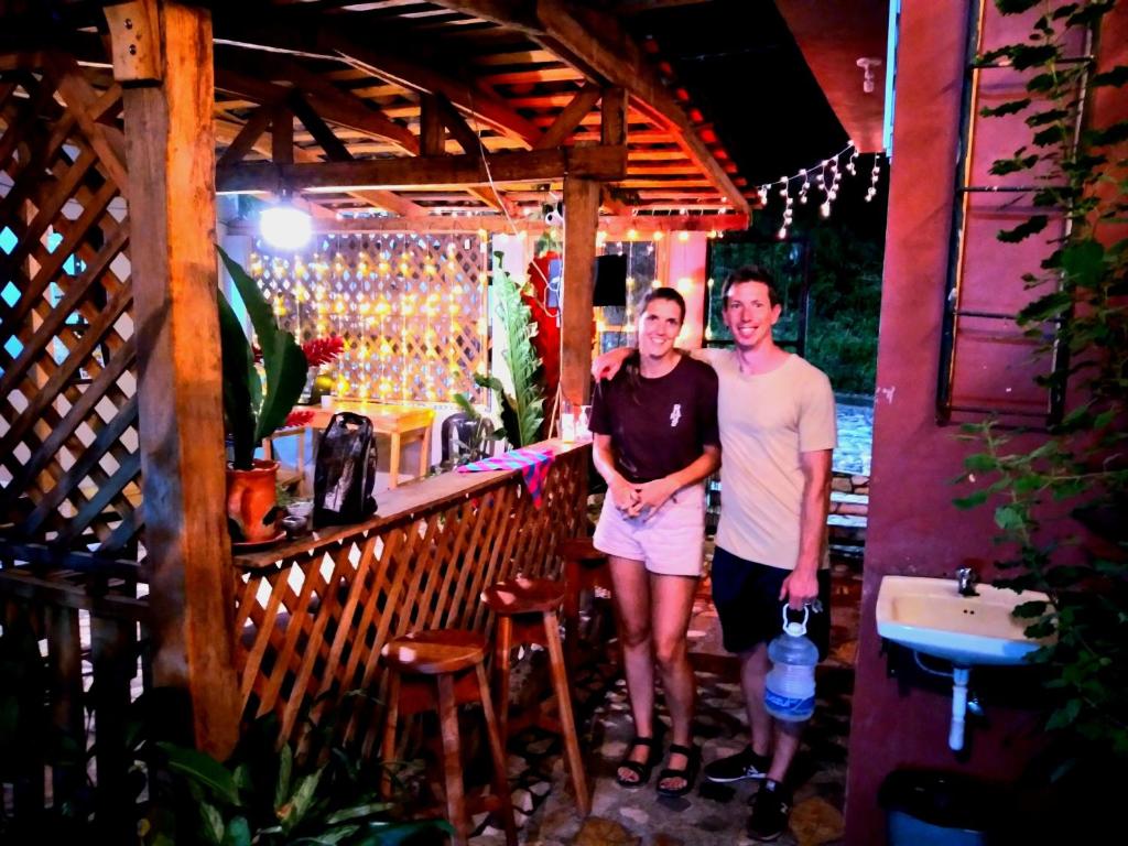 科潘玛雅遗址Hotel Rosalila的两个人站在酒吧前