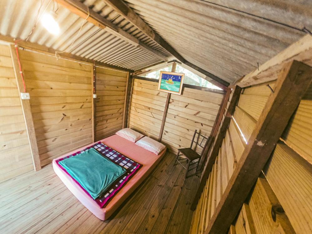 帕拉蒂Camping Atobá Praia do Sono的小木屋内的一张床的顶部景致