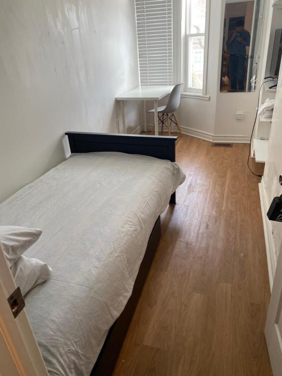 多伦多Private Single Room with Shared Bathroom 536C的一间卧室配有一张床和一张书桌