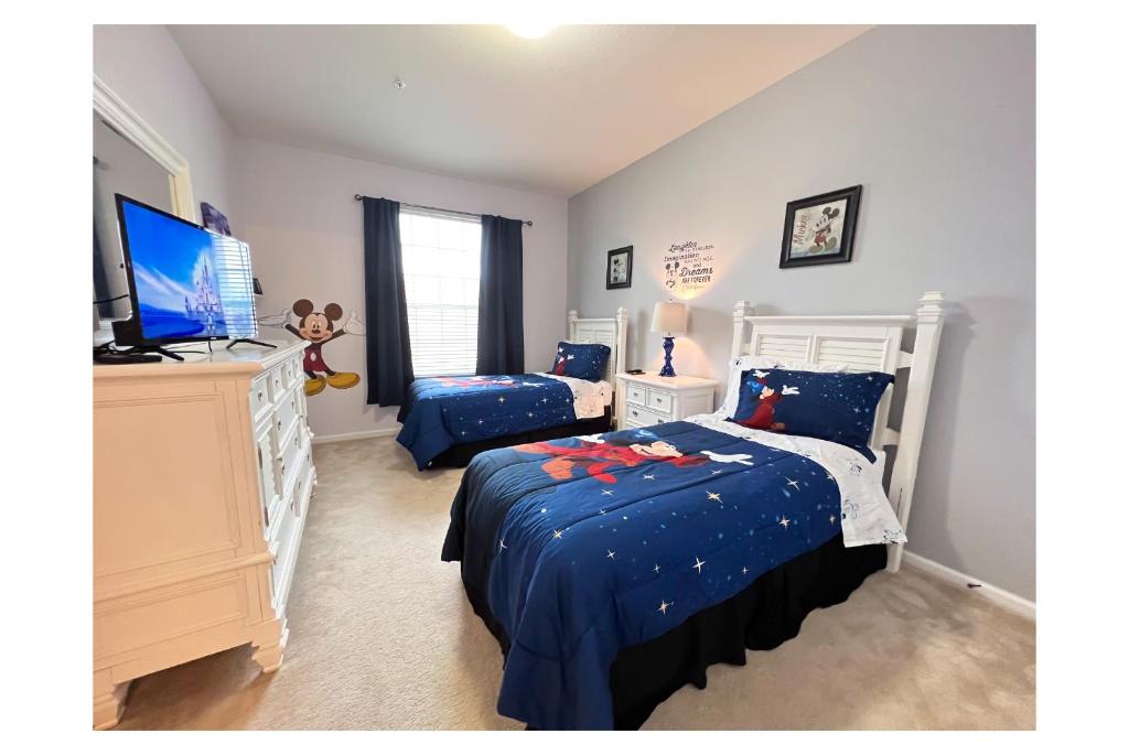 奥兰多Windsor Hills Resort - Magical Atmosphere Condo - 5 min Disney的一间卧室配有两张床和一台平面电视
