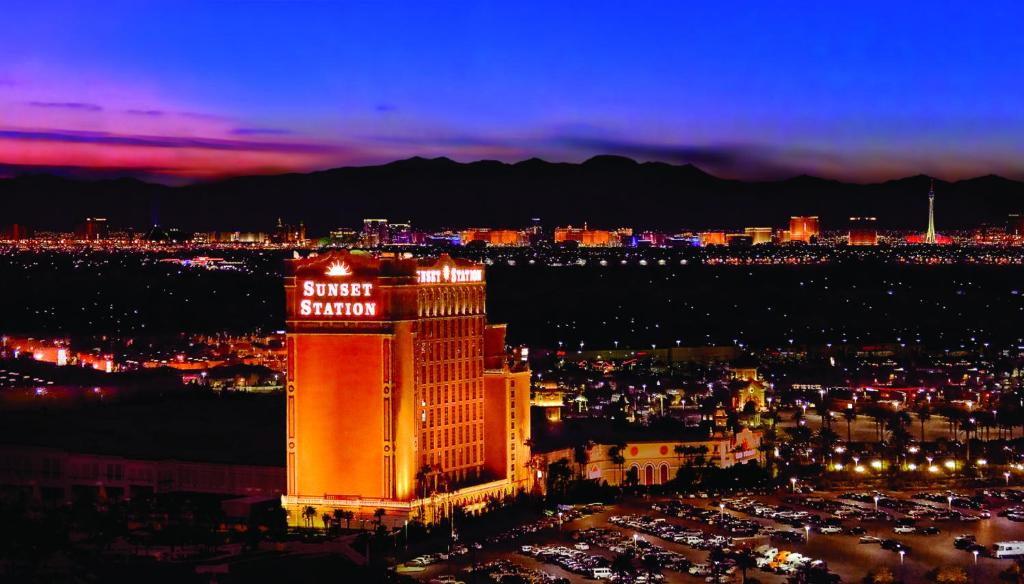 拉斯维加斯Sunset Station Hotel & Casino的一座在晚上标有酒店标志的建筑