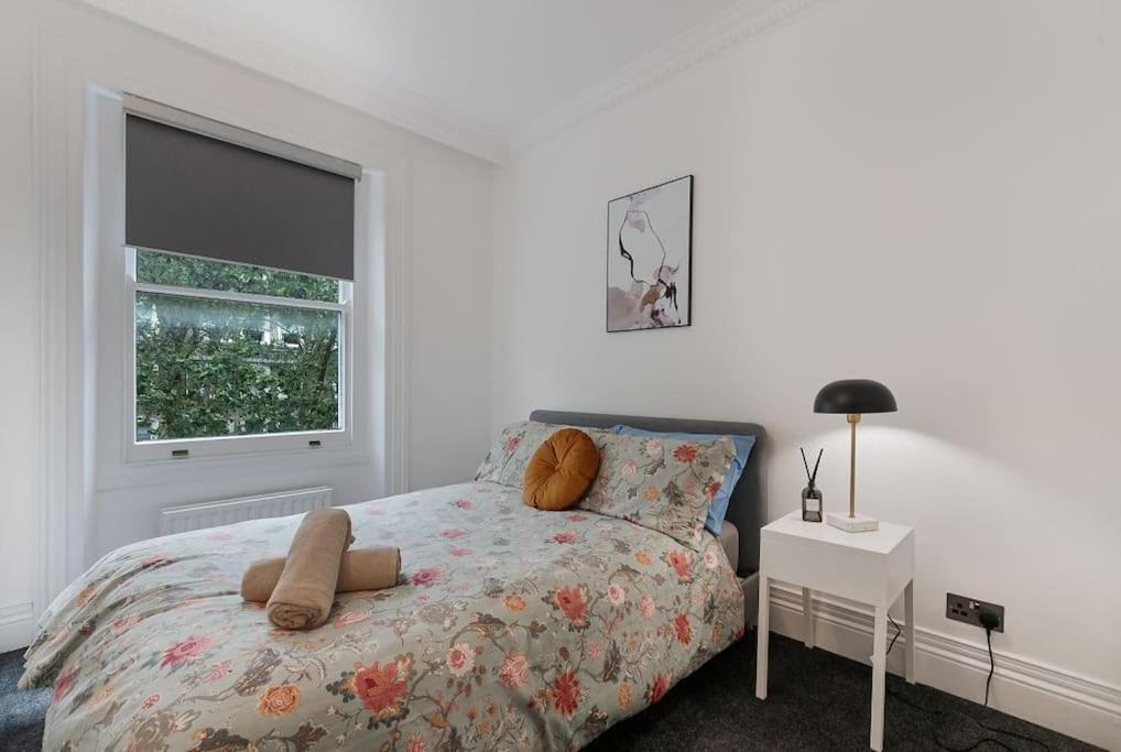 伦敦Knightsbridge Two Bed Apartment的白色的卧室设有床和窗户