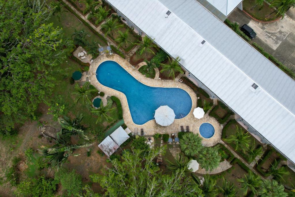 奎波斯城Laguna Eco Village #205 Pool/ Tennis Courts/ BBQ的享有度假村游泳池的顶部景致
